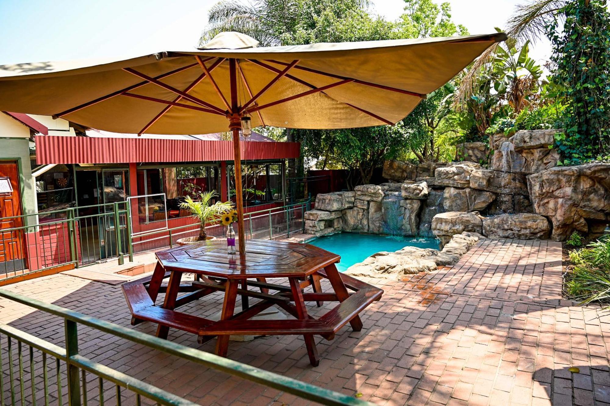 Tudor Lodge Guest House Johannesburg Exterior photo