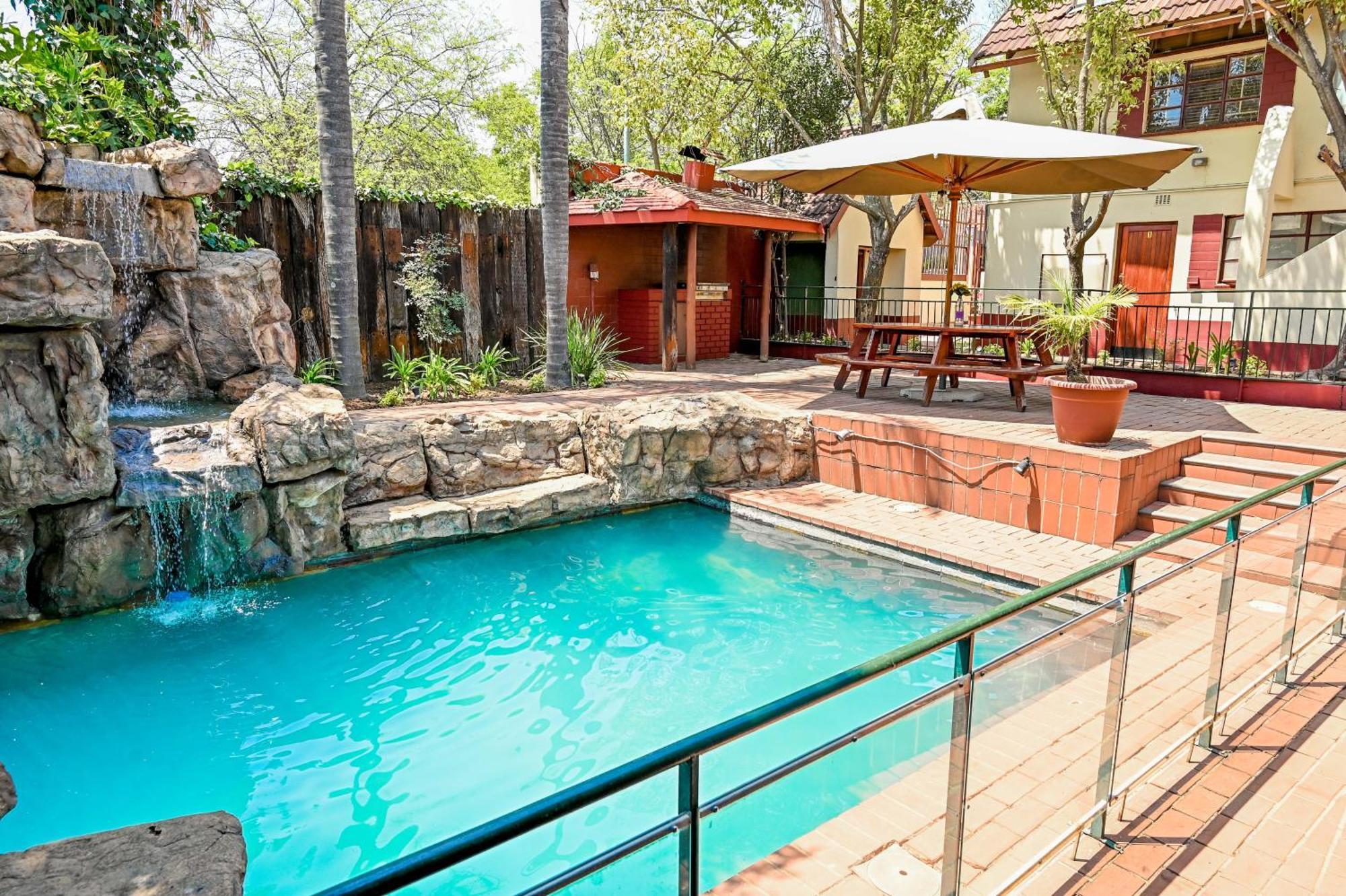Tudor Lodge Guest House Johannesburg Exterior photo