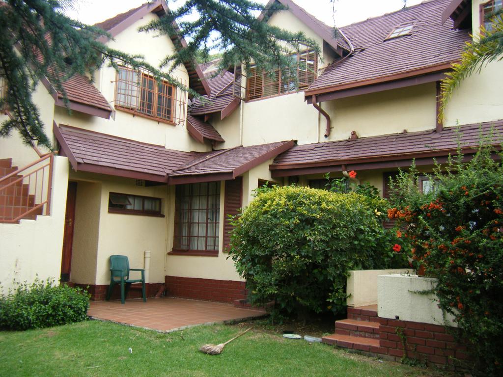 Tudor Lodge Guest House Johannesburg Exterior photo